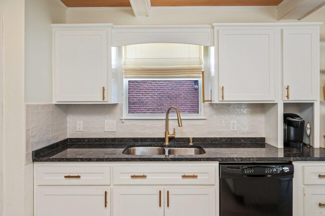 Building Photo - 4522 Parkwood Ln