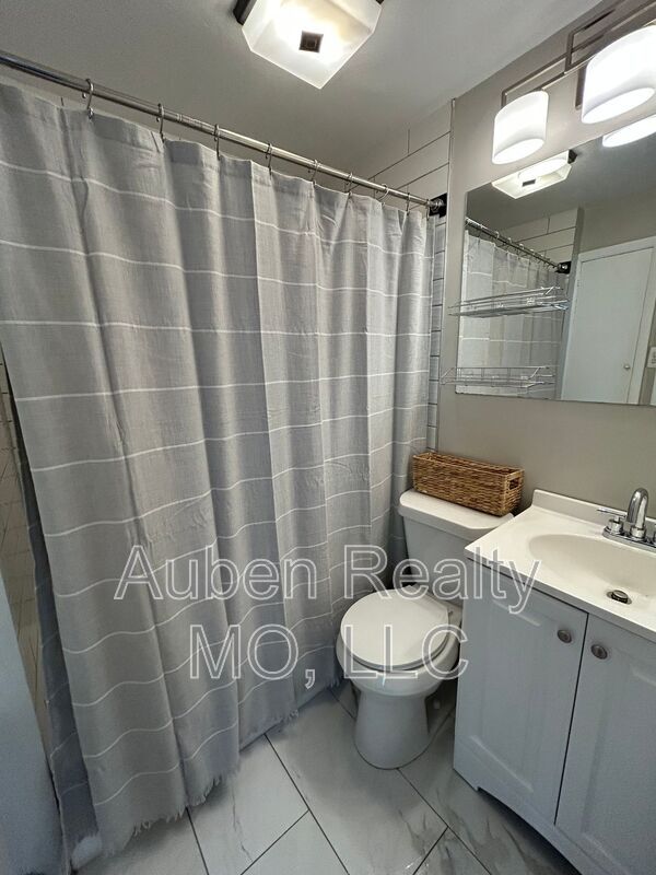 Building Photo - 3823 Bell St