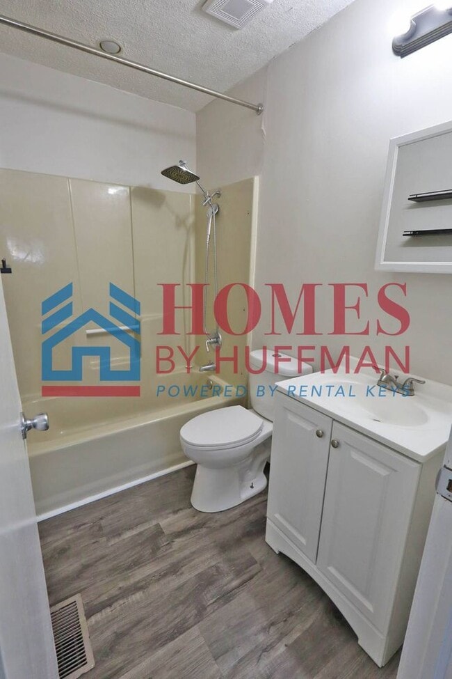 Building Photo - Two Bedroom House | Detached Garage