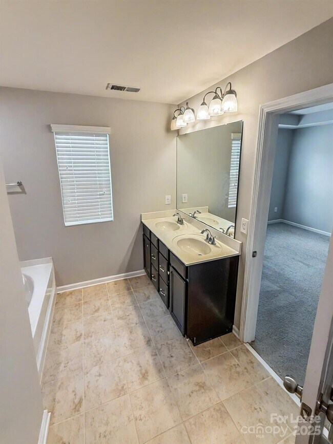 Building Photo - 2752 Sawbridge Ln