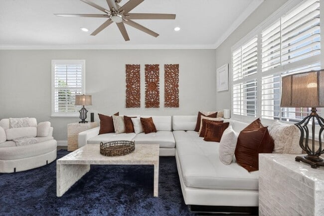 Building Photo - 203 E Thatch Palm Cir