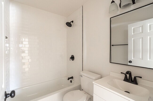 Building Photo - FULLY RENOVATED duplex in East Ridge!