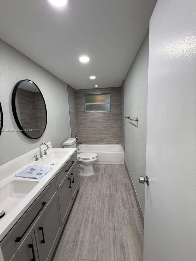 Building Photo - 9353 Fontainebleau Blvd