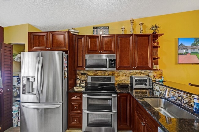 Building Photo - Beautiful 2BR/2BA WITH GARDEN VIEW in the Hear of Boca (55+ community)