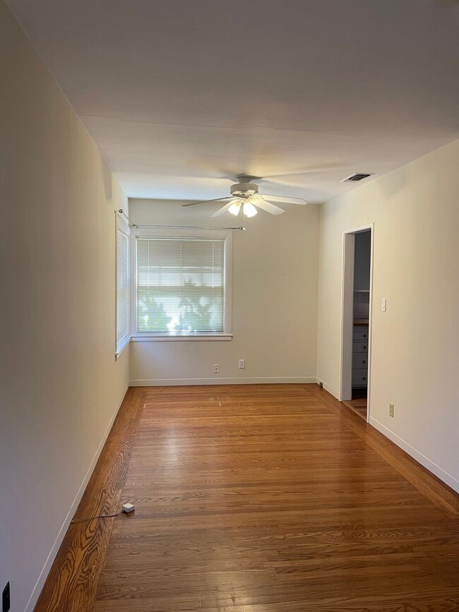 Building Photo - Two Bedroom 1 Bath in East Sacramento