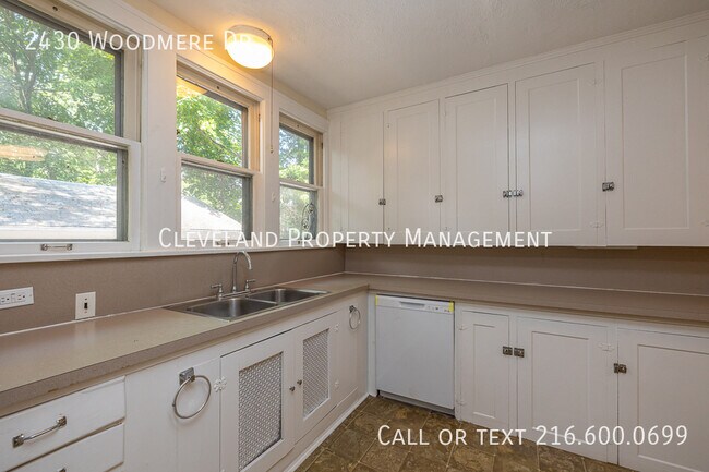 Building Photo - 2430 Woodmere Dr