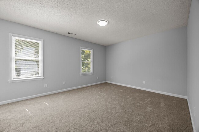 Building Photo - Spacious 3 Bedroom Home, LVP Floors, Updat...