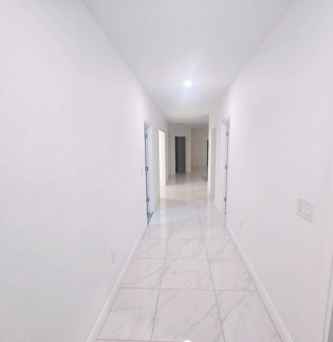 Building Photo - MUST SEE -2/2/1+OPEN DEN-DUPLEX IN GREENBR...