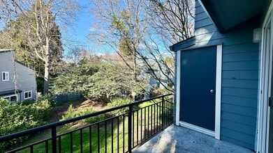 Building Photo - Incredibly Peaceful Apartment in an Urban Oasis in Emeryville!
