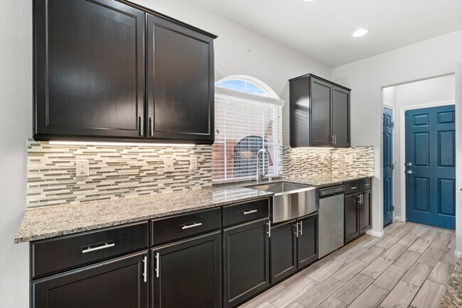 Building Photo - Beautiful 4 Bed 2.5 Bath Home Jones and Wa...