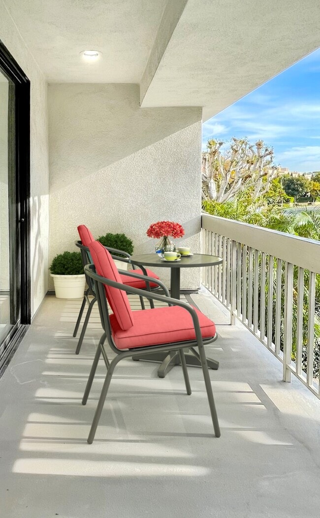 Huge, Covered Patio Overlooking Roxbury Drive - 1220 Roxbury Dr