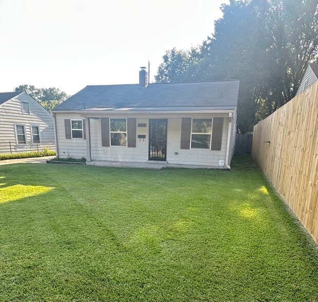 Primary Photo - 1045 E Rossiland Cir