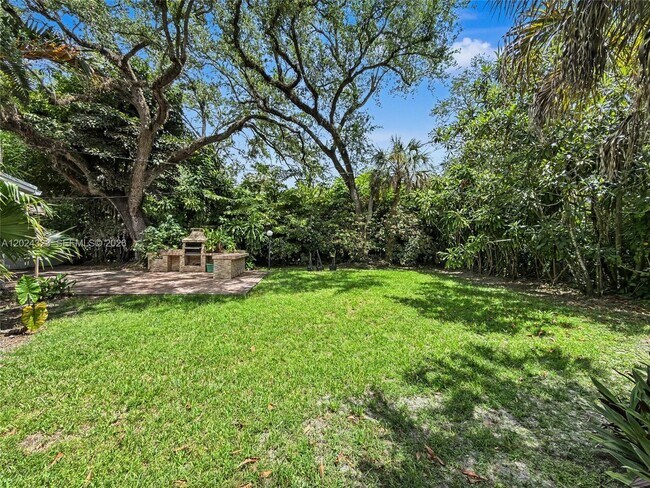 Building Photo - 7601 SW 64th Ct