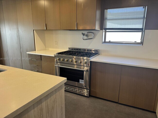 Building Photo - 747 N North Lake Dr