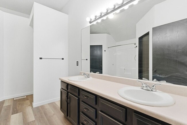 Building Photo - 3 Bedroom | 2 Bathroom | 2 Car Garage | Springfield MO | Fenced Back Yard!