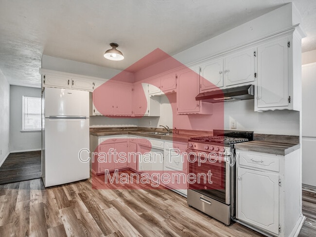 Building Photo - 224 W 5th St