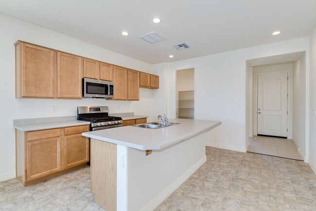 Building Photo - 5 bedroom/ 2 bath home in Casa Grande