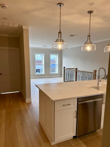 Building Photo - 906 Main St