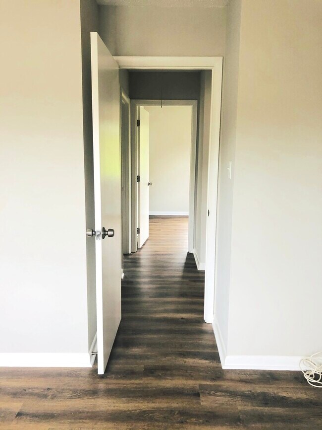 Building Photo - STUNNING 3 BEDROOM END UNIT TOWNHOUSE just off gate of Little Creek!!