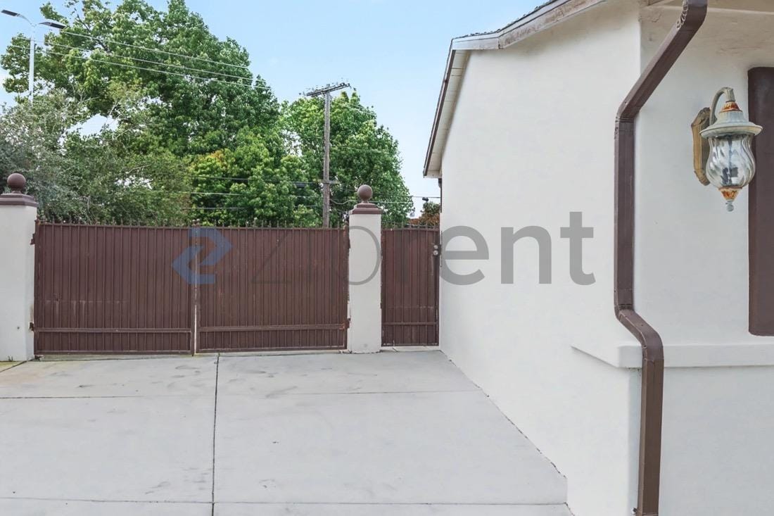 Building Photo - 1653 Robin Hood Ct