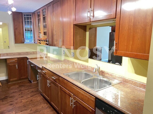 Building Photo - 1BR 1BA CONDO IN Plymouth!