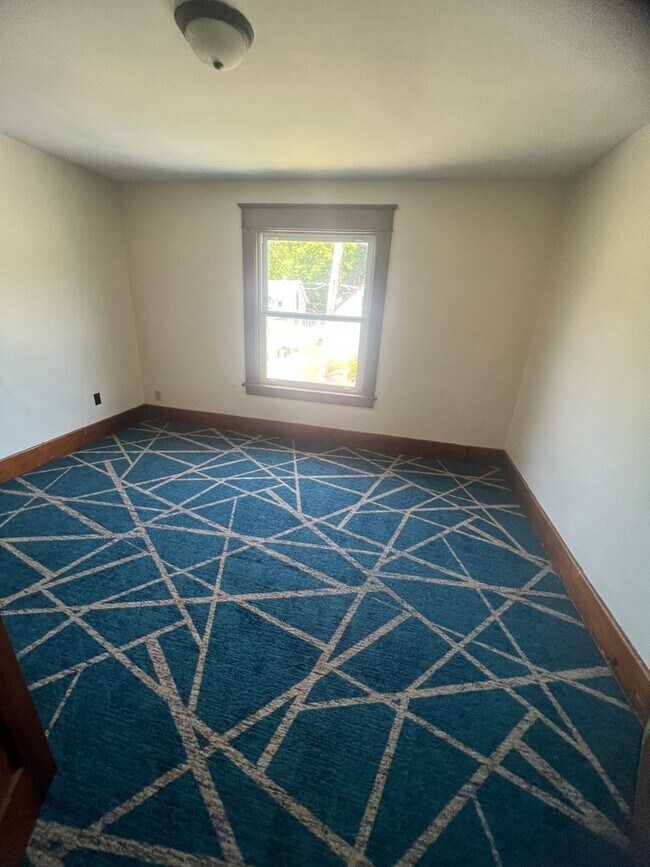 Building Photo - Updated 4 Bedroom House