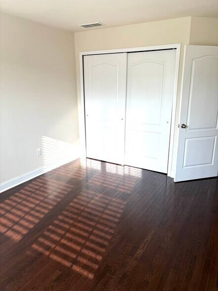 Building Photo - 6137 Valley Forge Dr