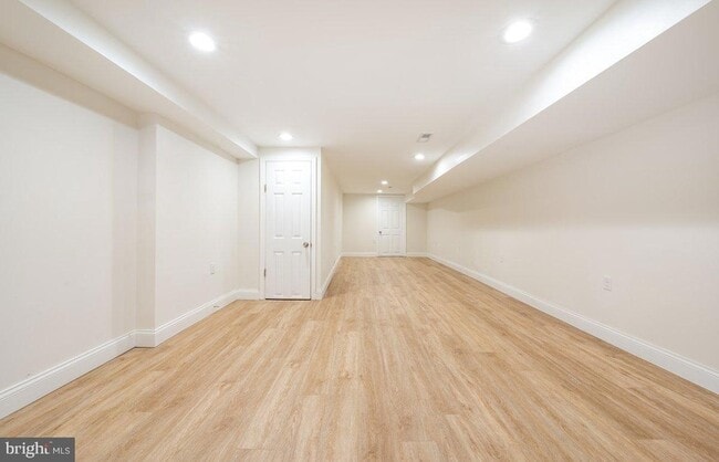 Building Photo - 71 Dolphin St