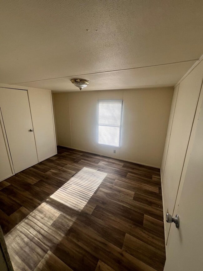Building Photo - Renovated 2-Bed, 1-Bath Mobile Home