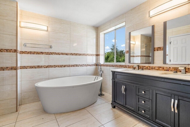 Building Photo - 1325 Camellia Cir