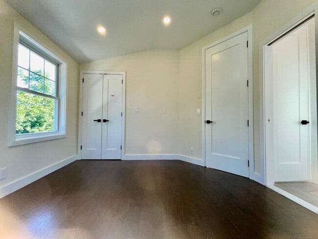 Building Photo - 46 Silvermine Ave