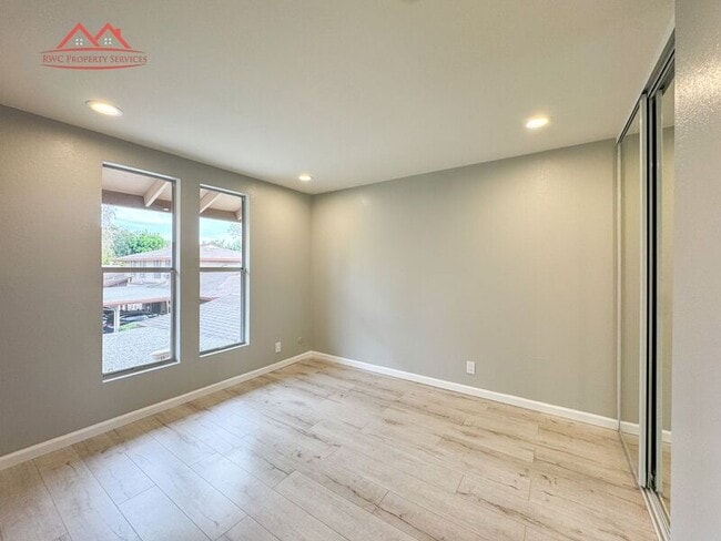 Building Photo - 236 Red Oak Dr E