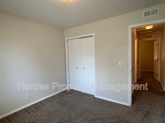 Building Photo - 2411 W Baystone Dr