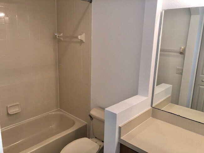 Building Photo - Remodeled Kitchen!! Wonderful Avalon Park-...