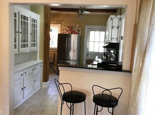 Building Photo - 3 bedroom 2 bath beautiful home with tons of character!