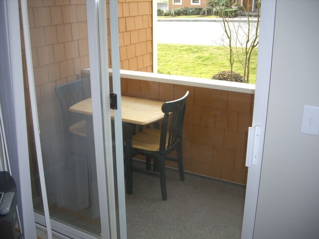 Building Photo - 0bd/1ba Sammamish Condo