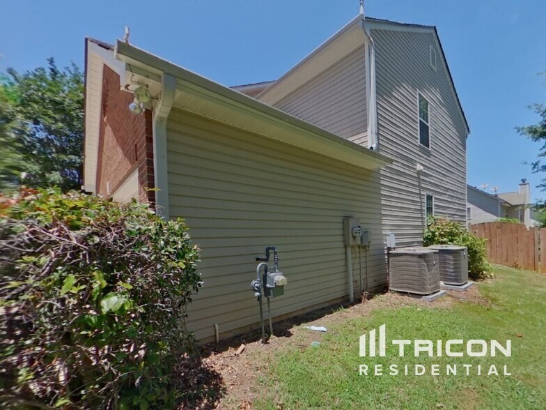 Building Photo - 733 Winbrook Dr