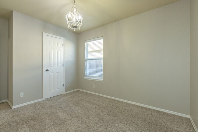 Building Photo - Charming 3 Bed/2 Bath near pool!