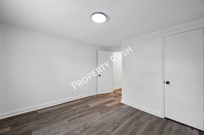 Building Photo - 424 Hedgewood Dr