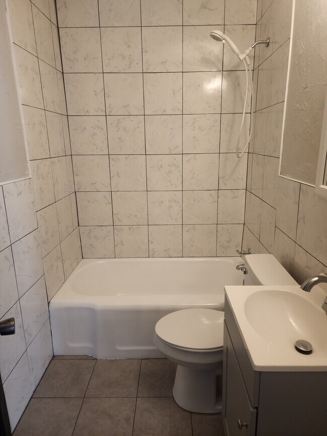 Building Photo - 422 W Poplar Ave