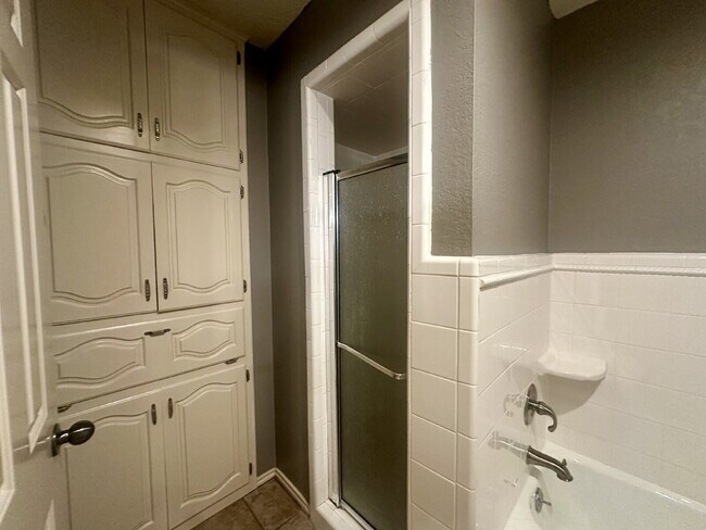 Building Photo - Spacious Home near Shadow Hills!