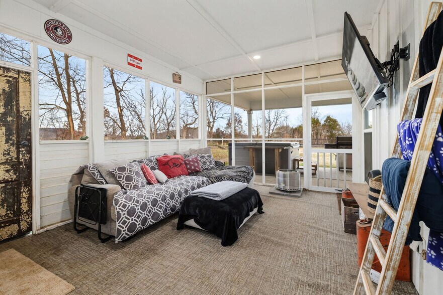 Building Photo - 149 NW Campbell Loop