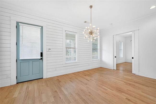 Building Photo - 523 Irwin St NE