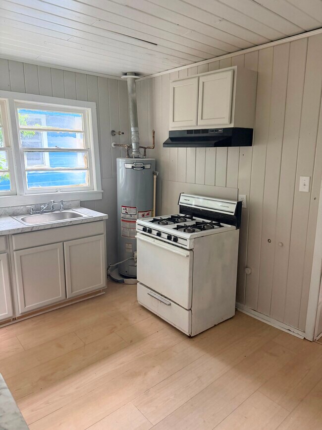 Building Photo - 466 Bayshore Duplex Unit A