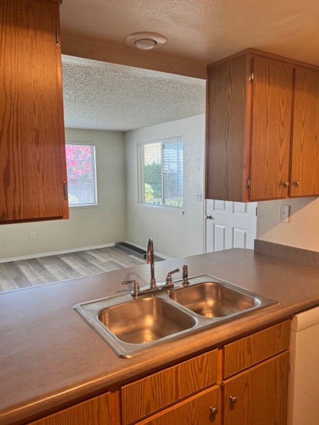 Building Photo - SINGLE LEVEL 2 BEDROOM CONDO