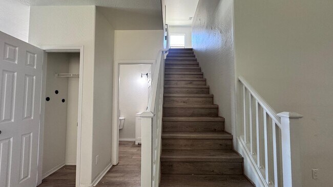 Building Photo - 1820 E Parkside Ln