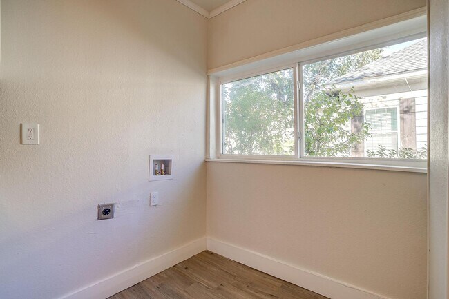 Building Photo - Newly Remodeled 2 Bed, 1 Bath Home near Hi...