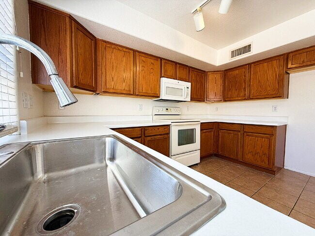 Building Photo - Spacious & Stylish in the Heart of Surprise!