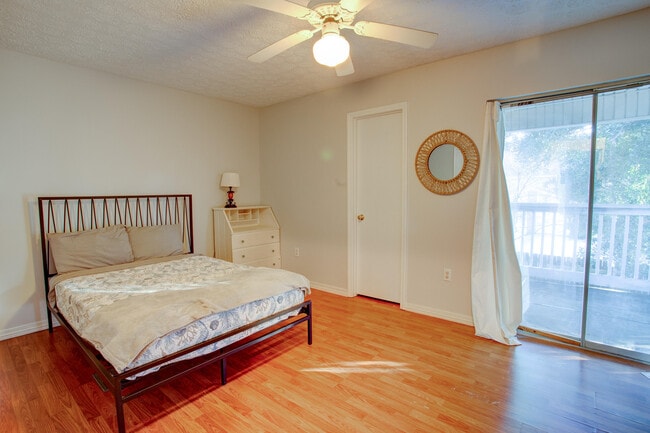 Building Photo - 2400 Suwanee Ln