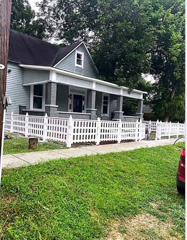 Building Photo - 184 Meadow St